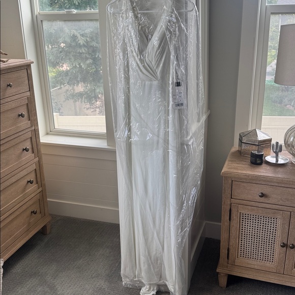 MAC DUGGAL white Sleeveless V Neck Jersey Gown - Picture 4 of 5